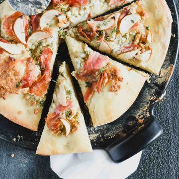 This grilled proscuitto & pear pizza has a perfect crisp crust!