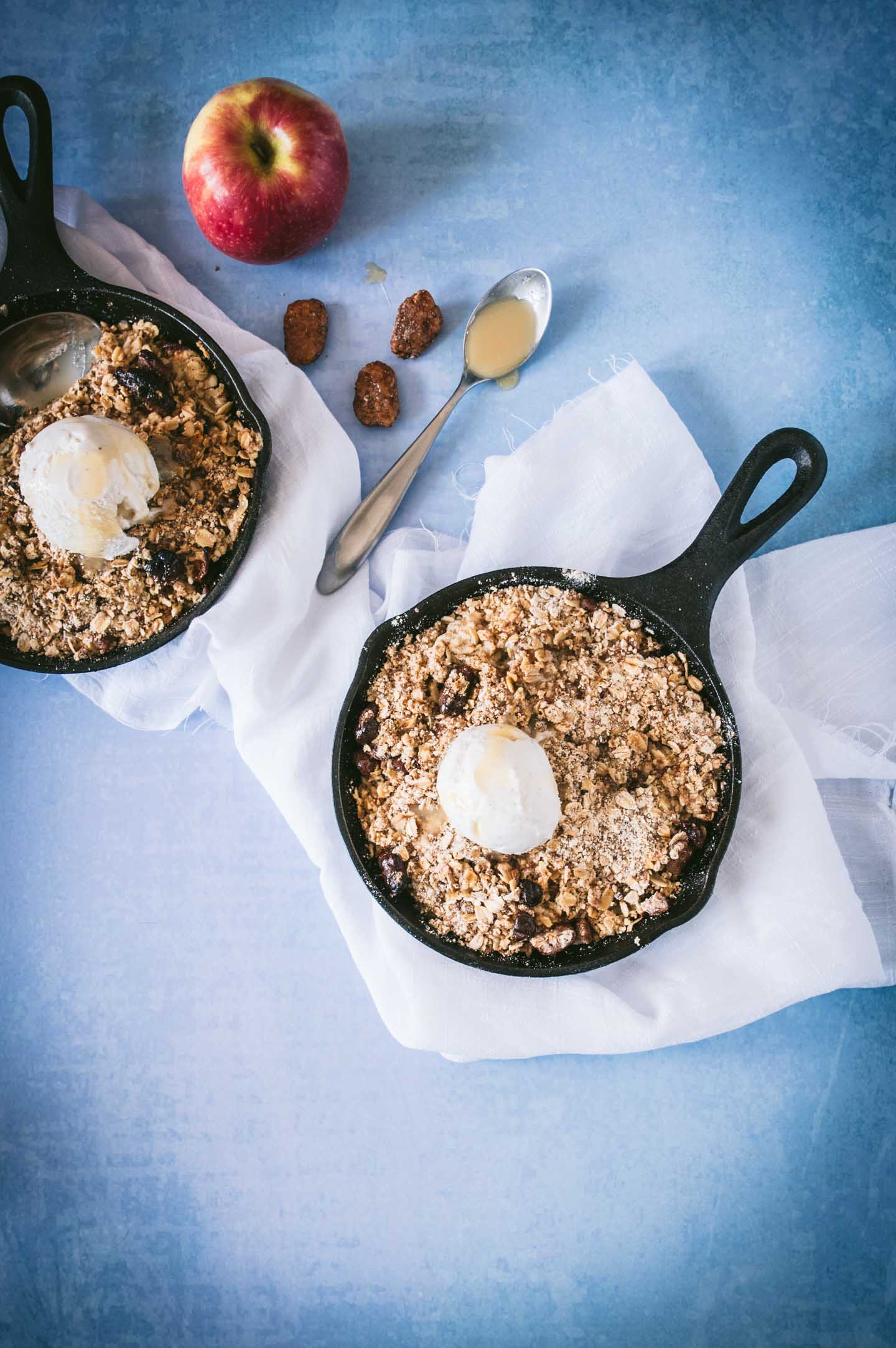 https://www.urbanfoodiekitchen.com/wp-content/uploads/2018/09/Skillet-Apple-Crisp3.jpg